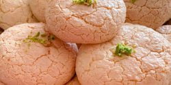 طرز تهیه شیرینی نارگیلی ساده با پیمانه و طعمی بی نظیر