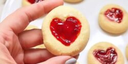 طرز تهیه کوکی ولنتاینی خانگی و خوشمزه با طعم مربای آلبالو