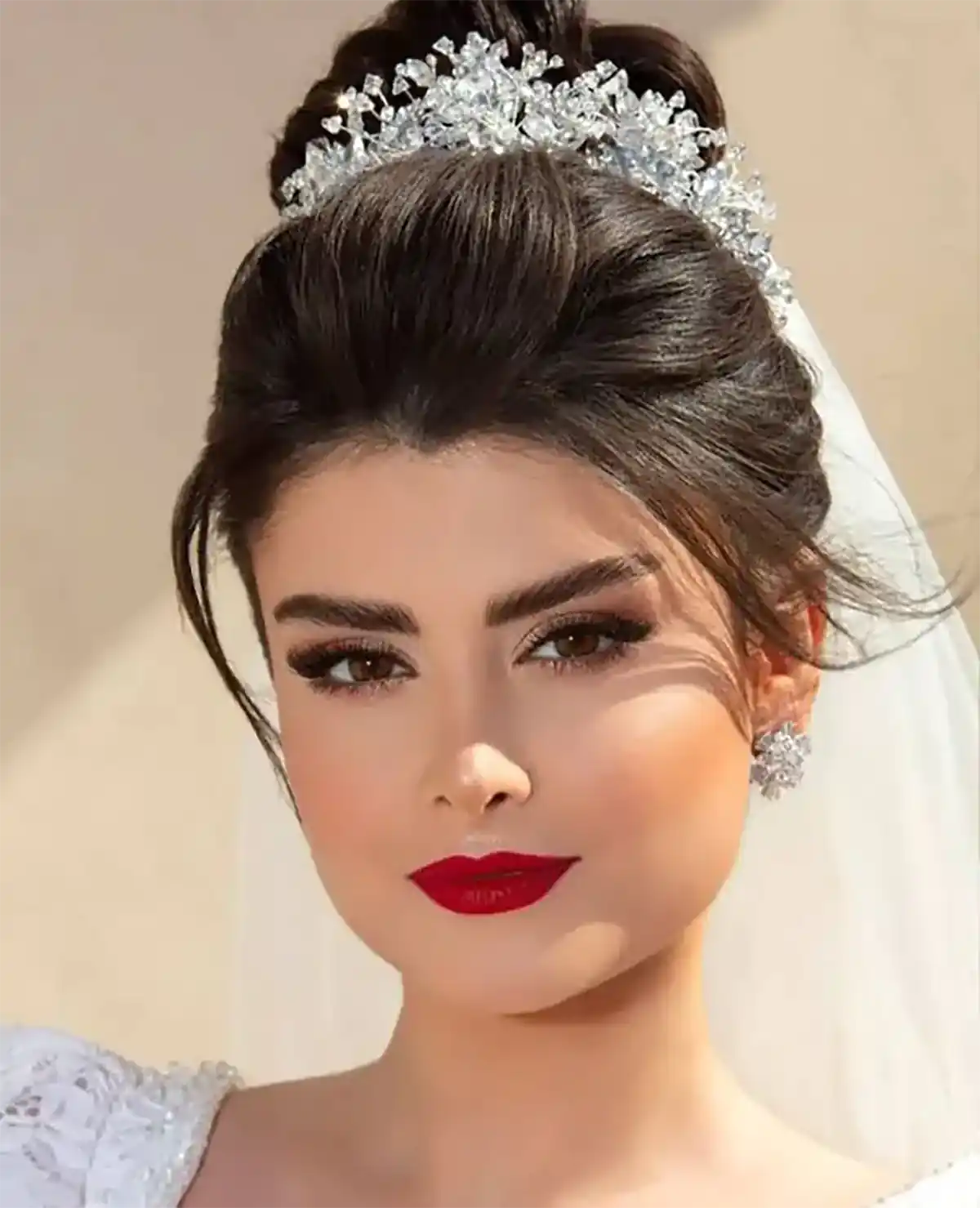 میکاپ عروس با رژ قرمز یونیک