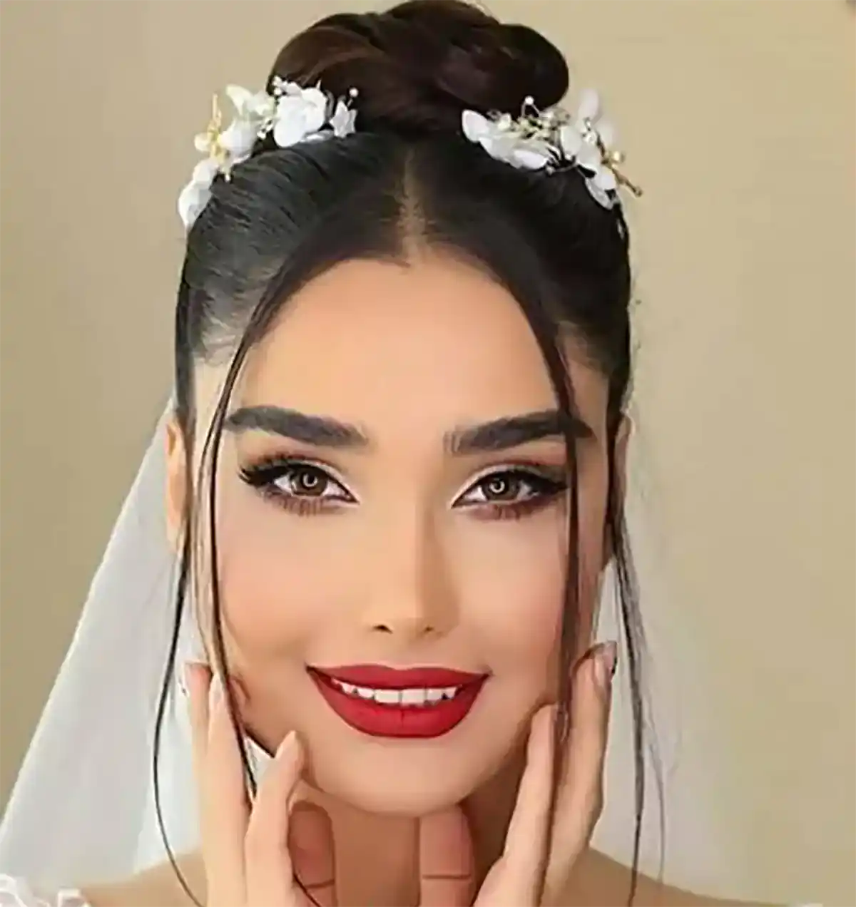 میکاپ عروس با رژ قرمز یونیک