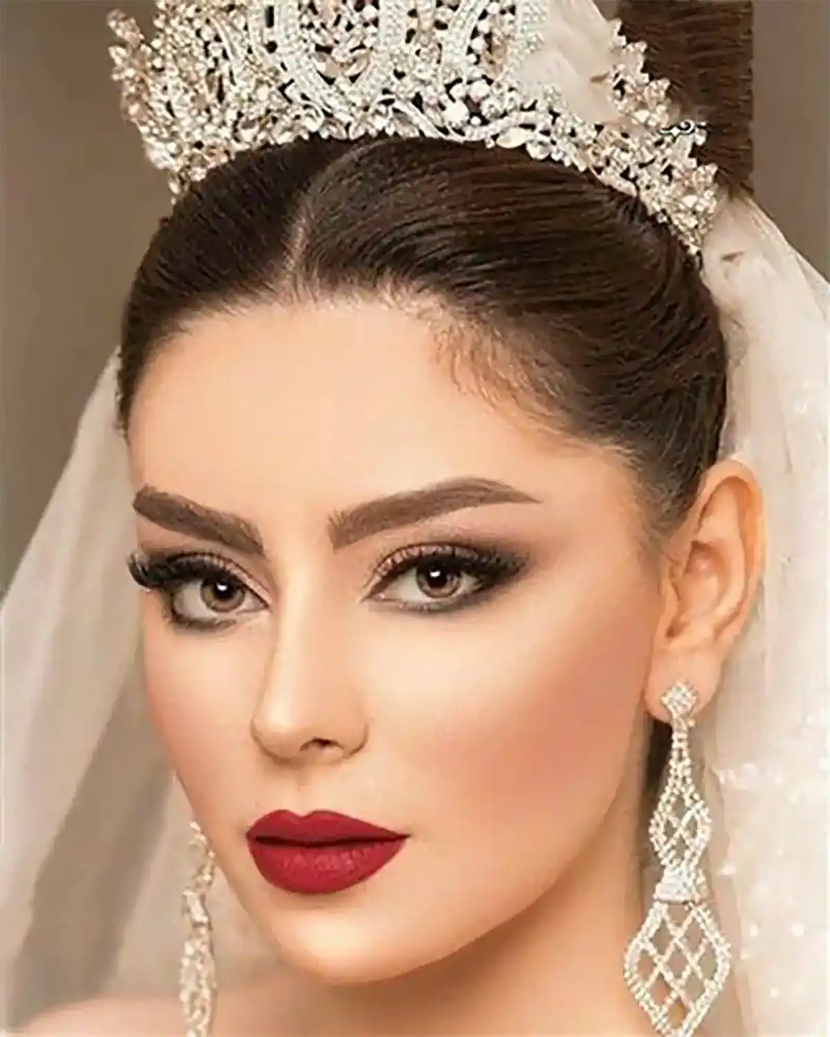 میکاپ عروس با رژ قرمز یونیک