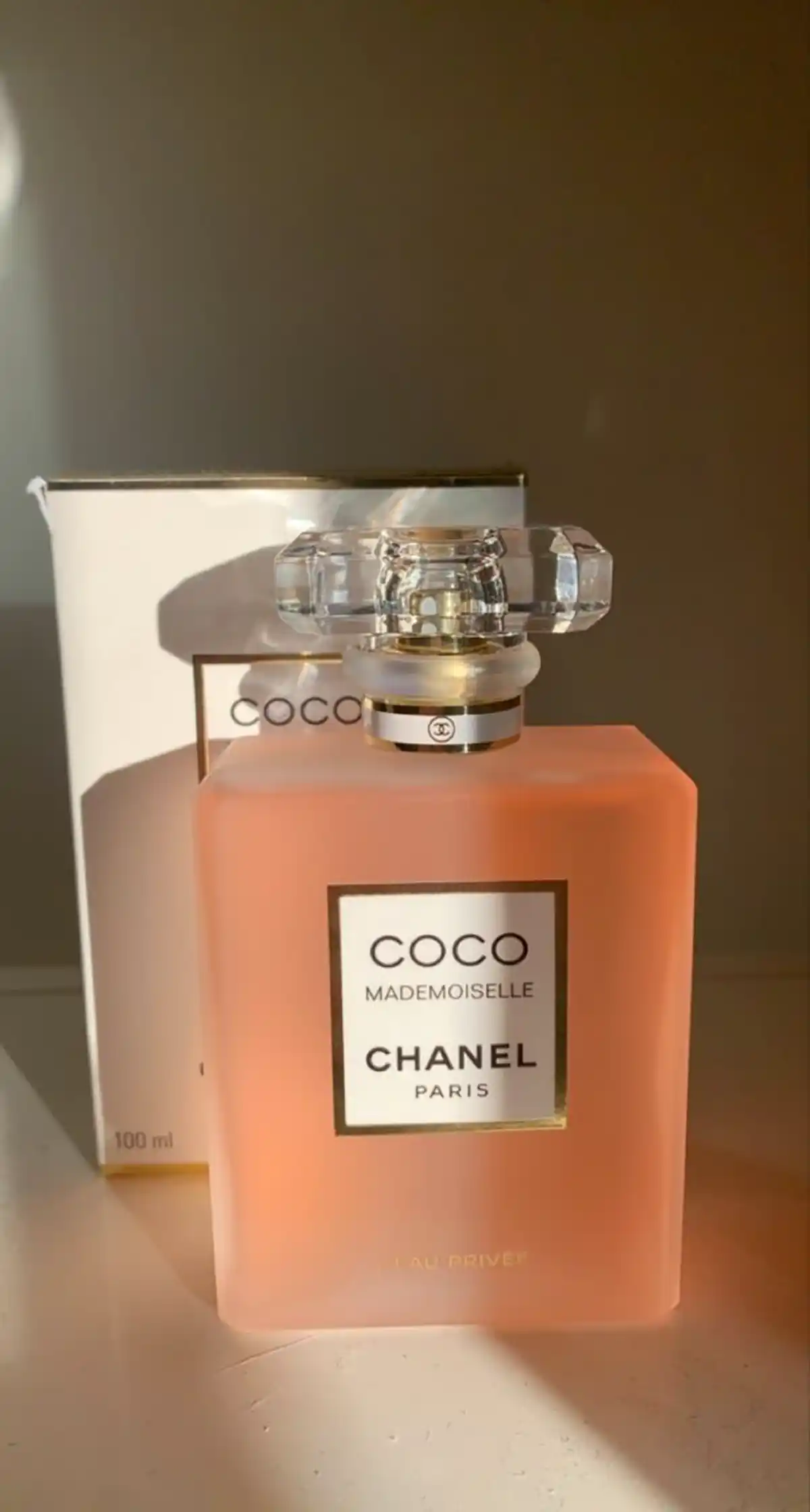 عطر زنانه شیک و جذاب