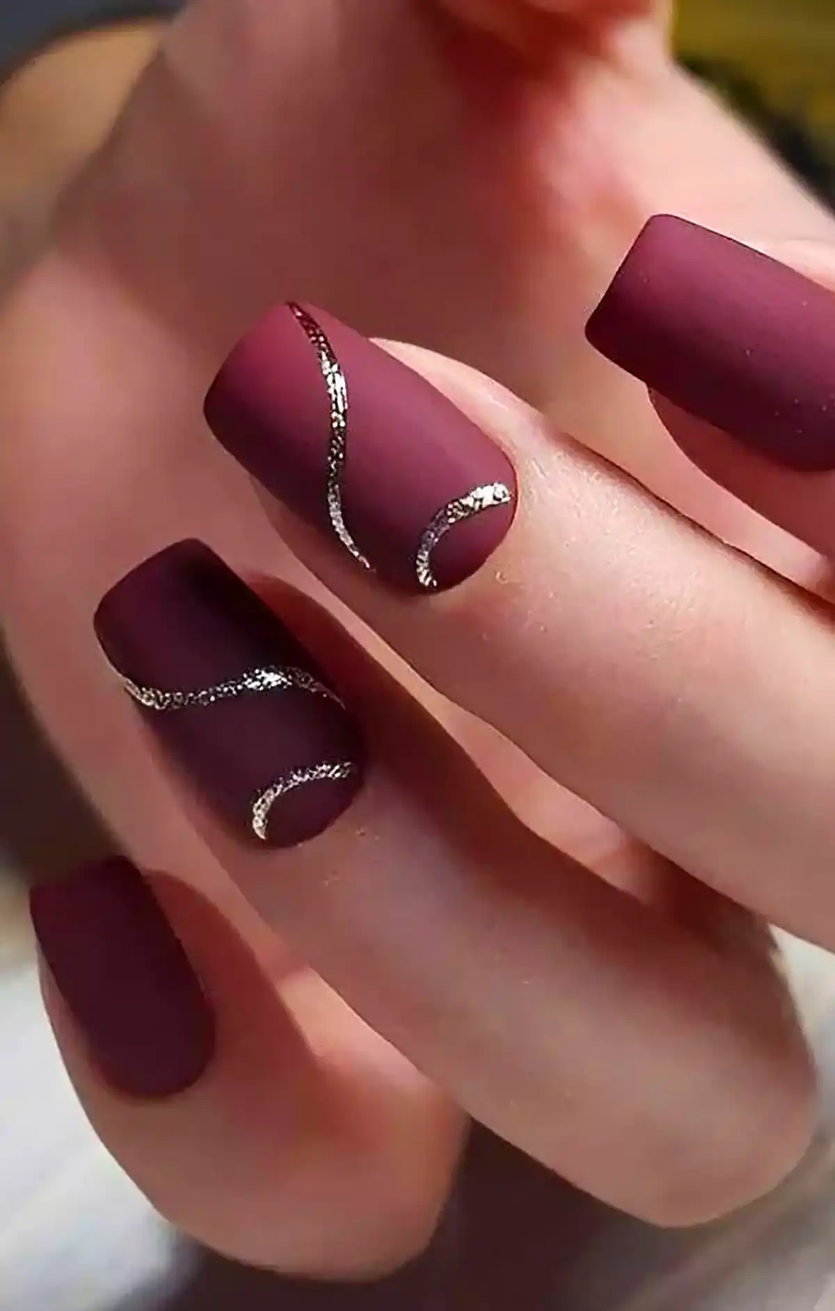 مدل ناخن نوک‌تیز زرشکی 