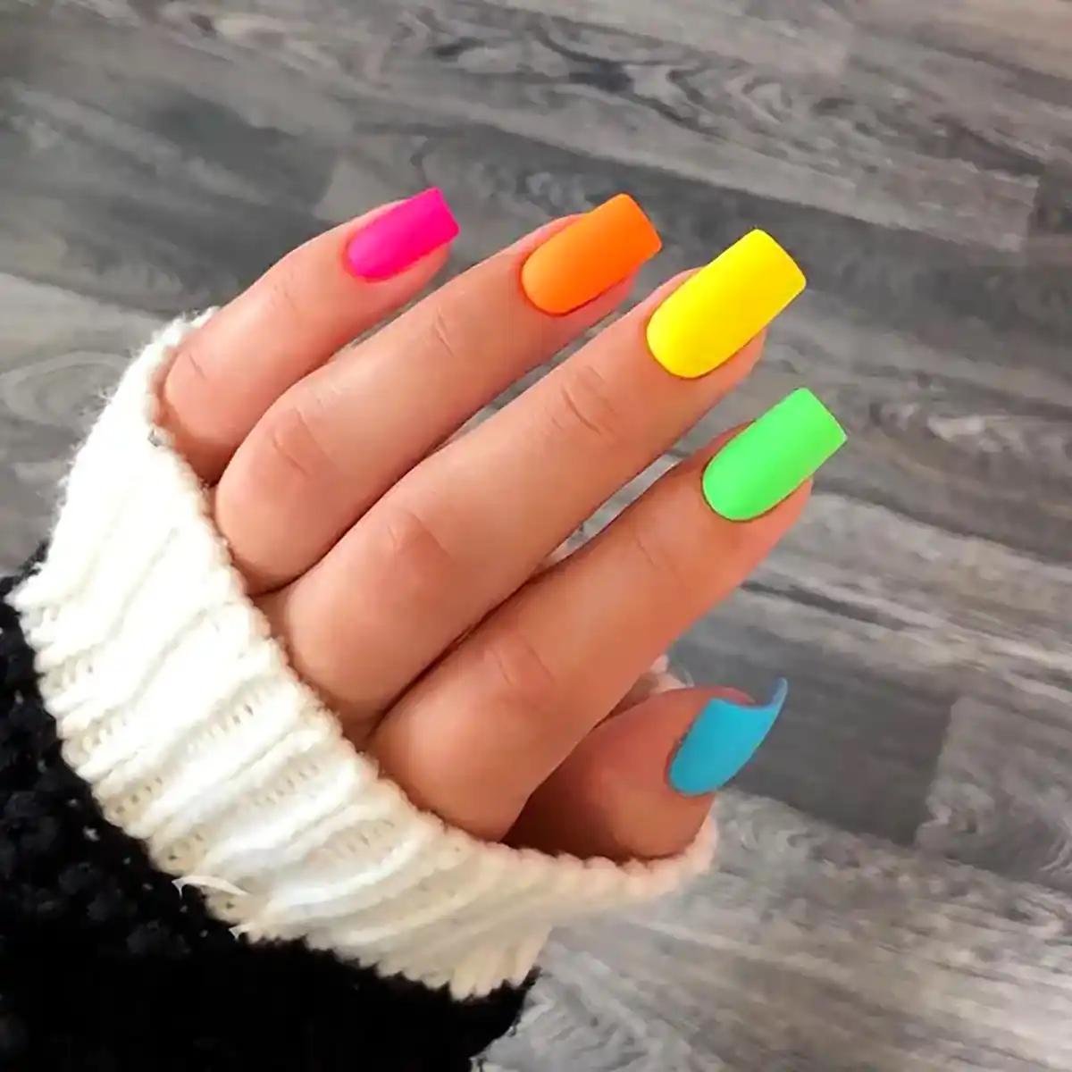 ژلیش ناخن نئونی دخترونه