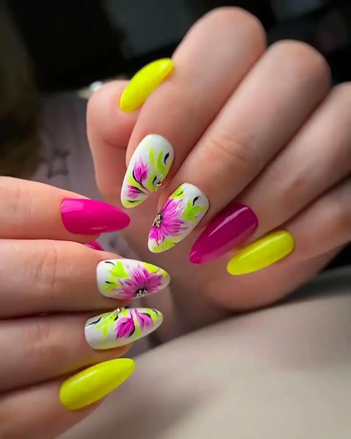 ژلیش ناخن نئونی دخترونه