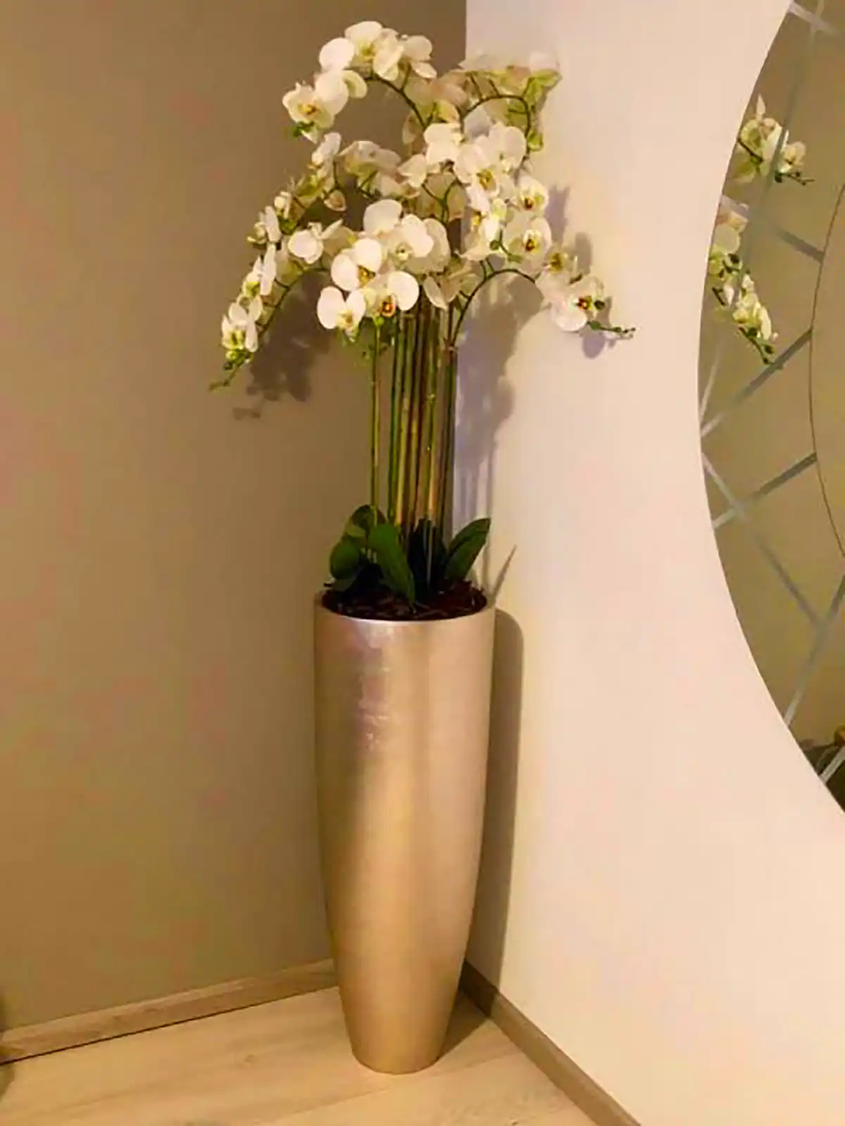 گلدان شیک کنار سالنی