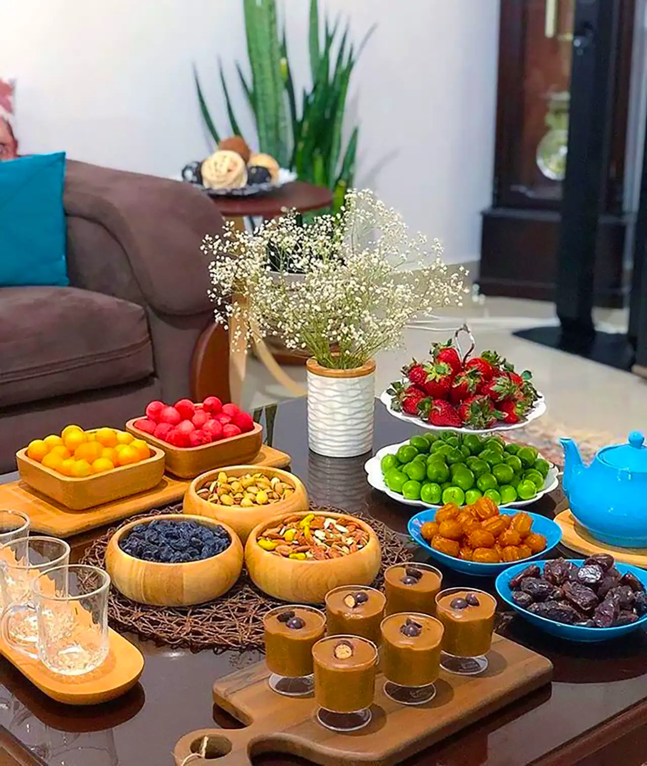 چیدن میز تنقلات برای شب نشینی