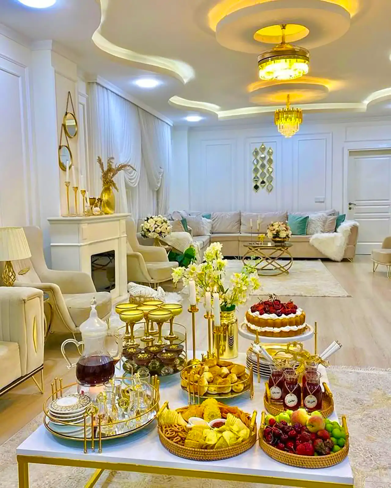 چیدن میز تنقلات برای شب نشینی
