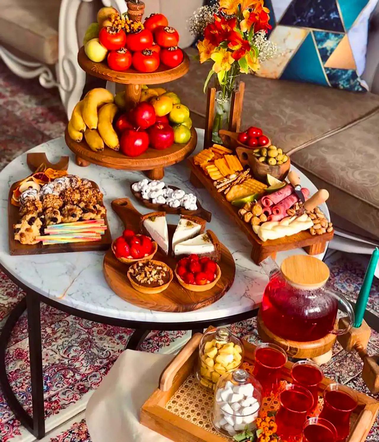 چیدن میز تنقلات برای شب نشینی