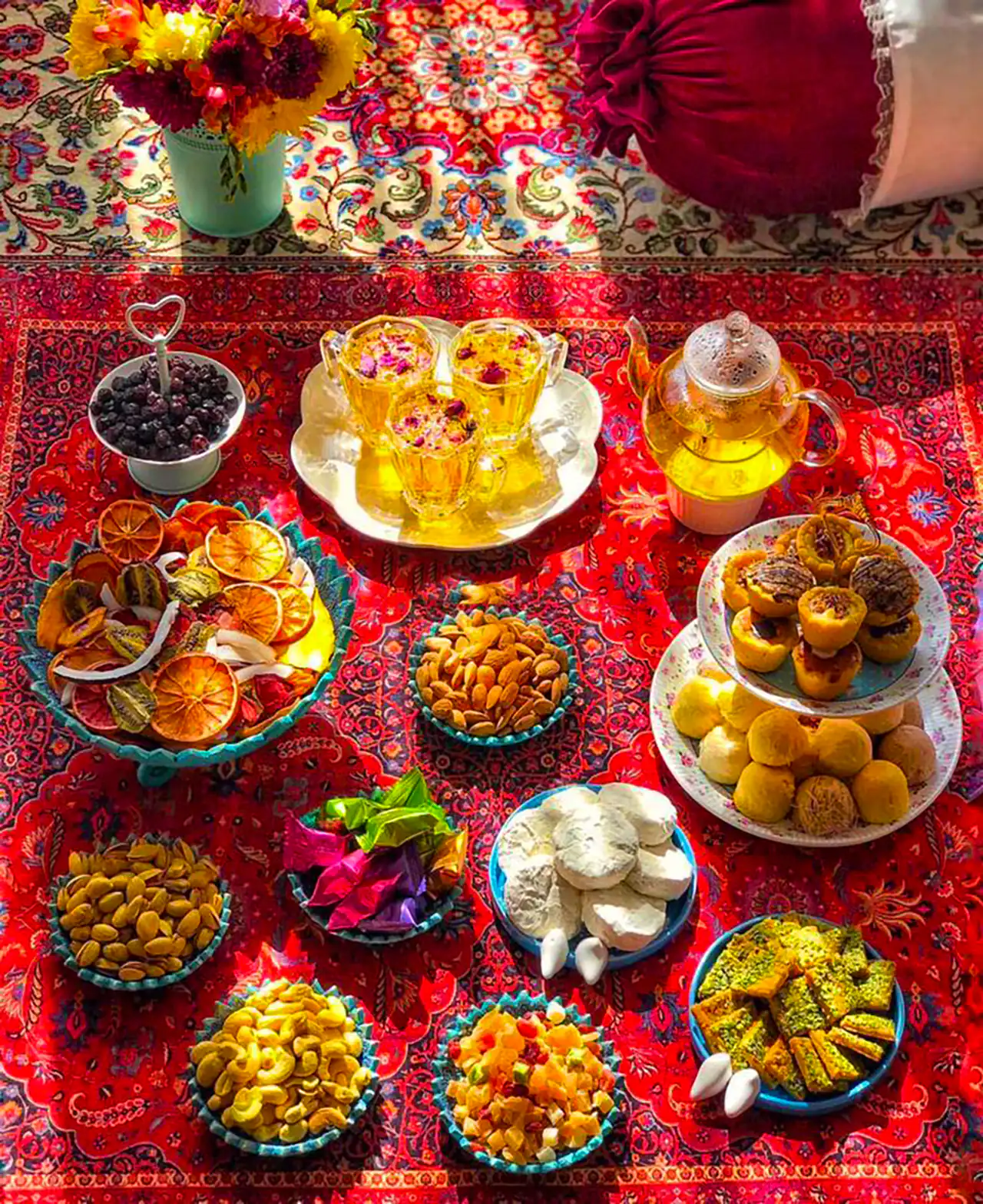 چیدن میز تنقلات برای شب نشینی