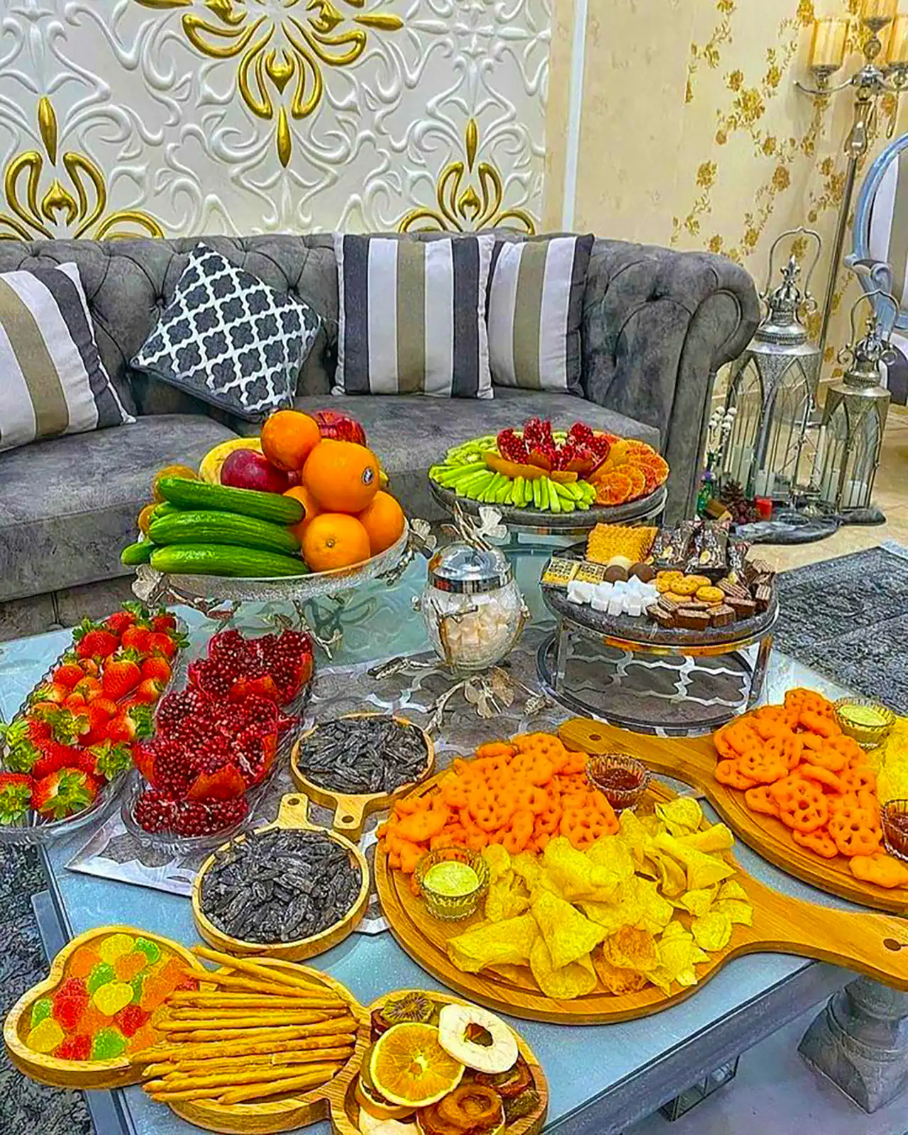 چیدن میز تنقلات برای شب نشینی