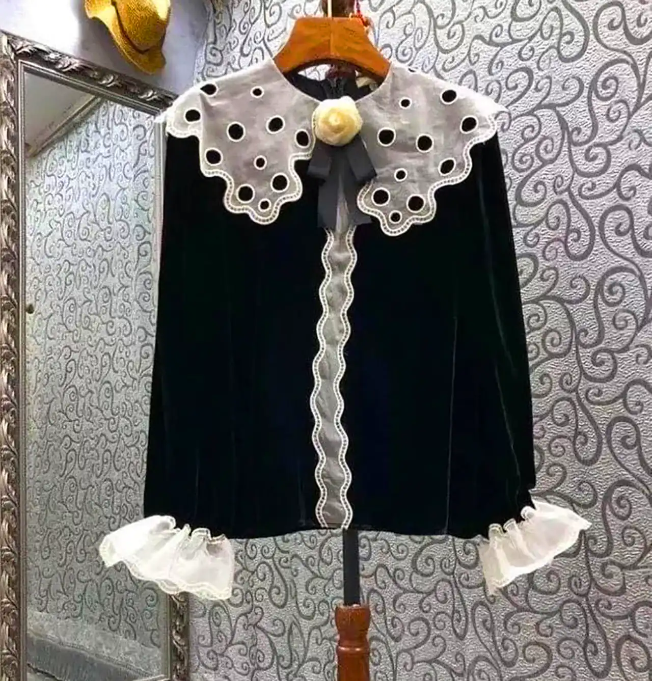 بلوز کلاسیک مشکی زنانه