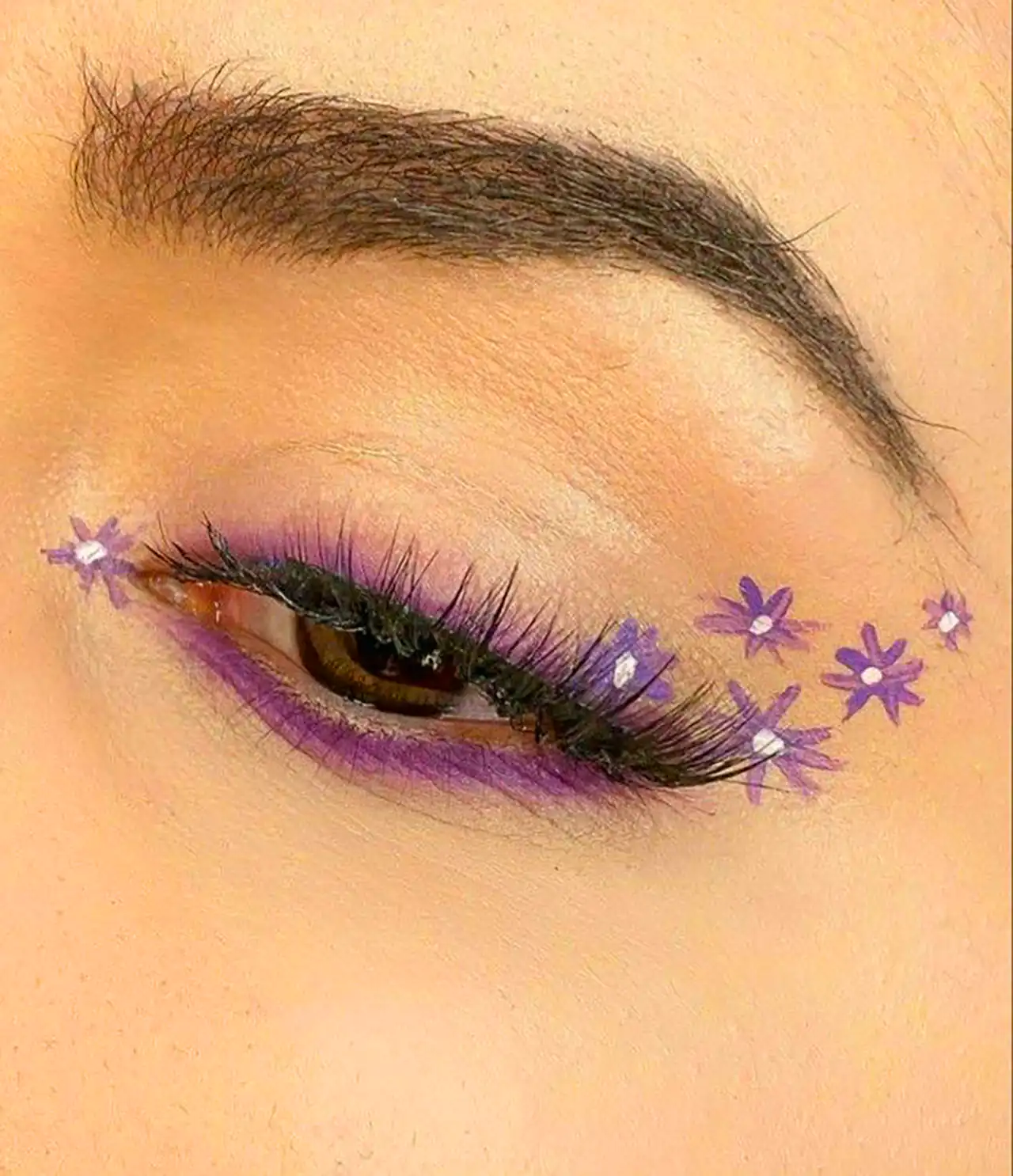 خط چشم رنگی جذاب
