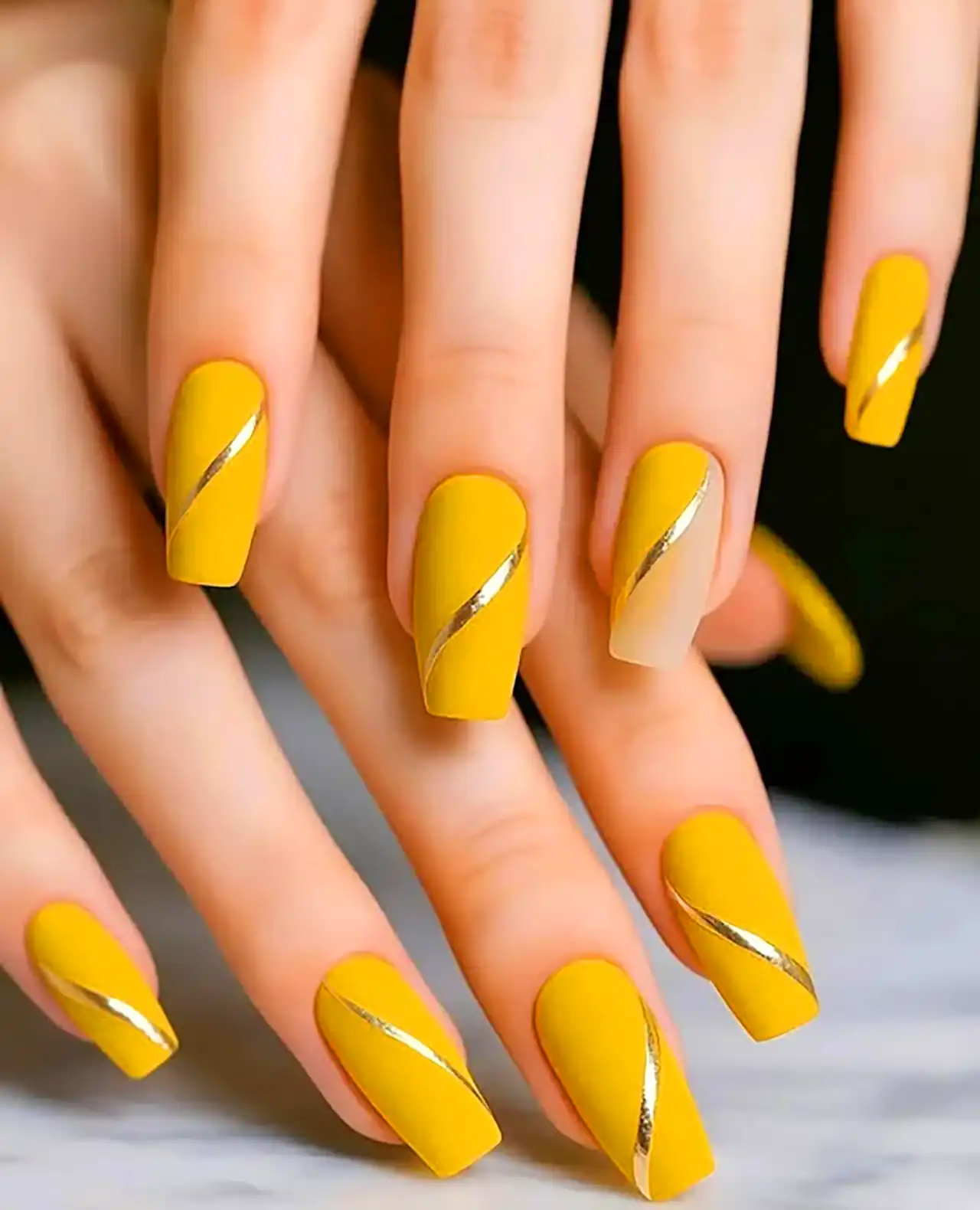 طراحی ناخن زرد مدرن