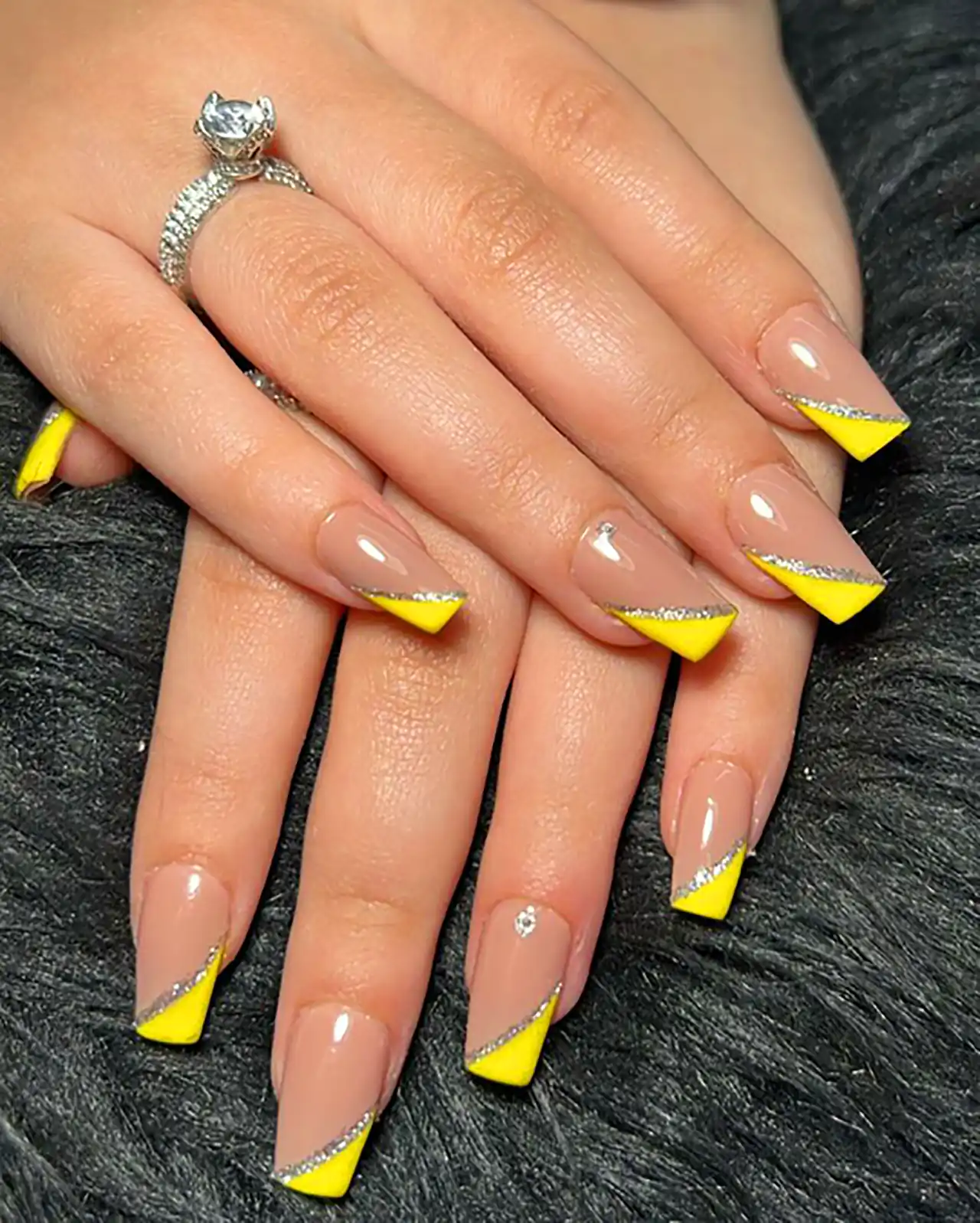 طراحی ناخن زرد مدرن