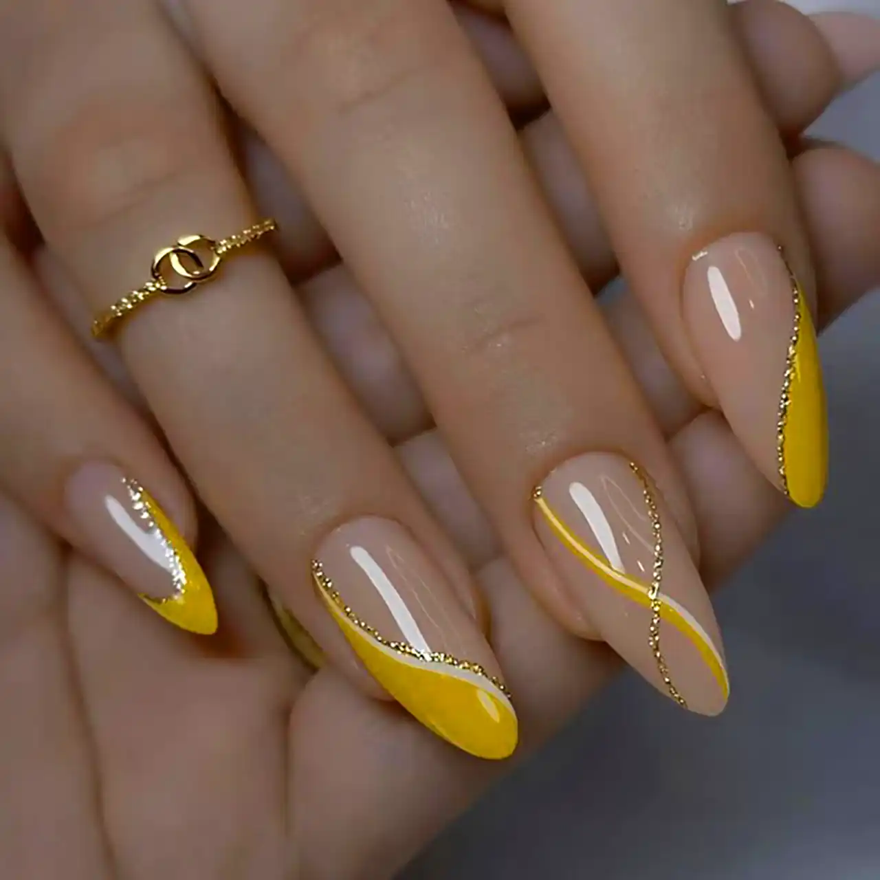 طراحی ناخن زرد مدرن