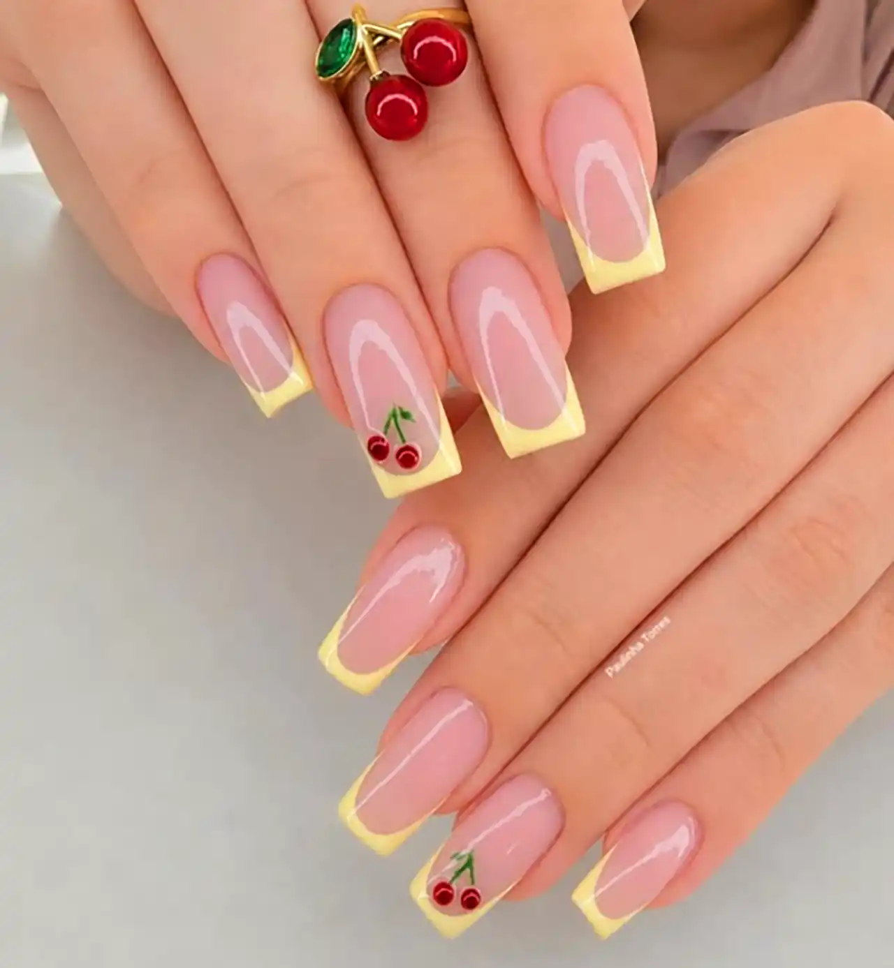 طراحی ناخن زرد مدرن