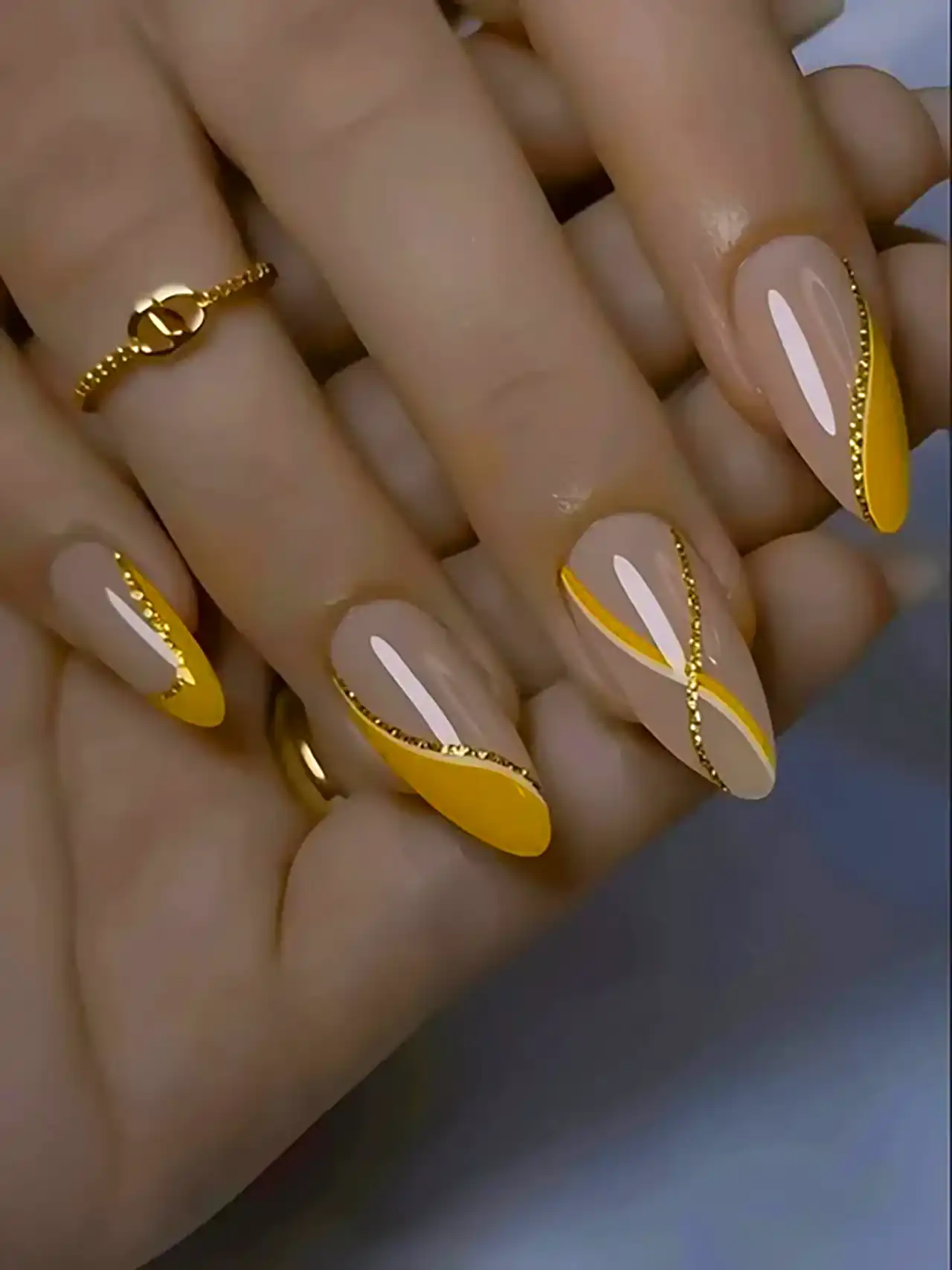 طراحی ناخن زرد مدرن