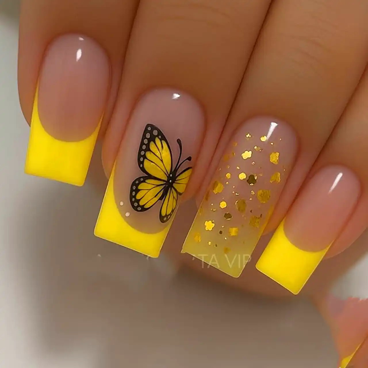 طراحی ناخن زرد مدرن