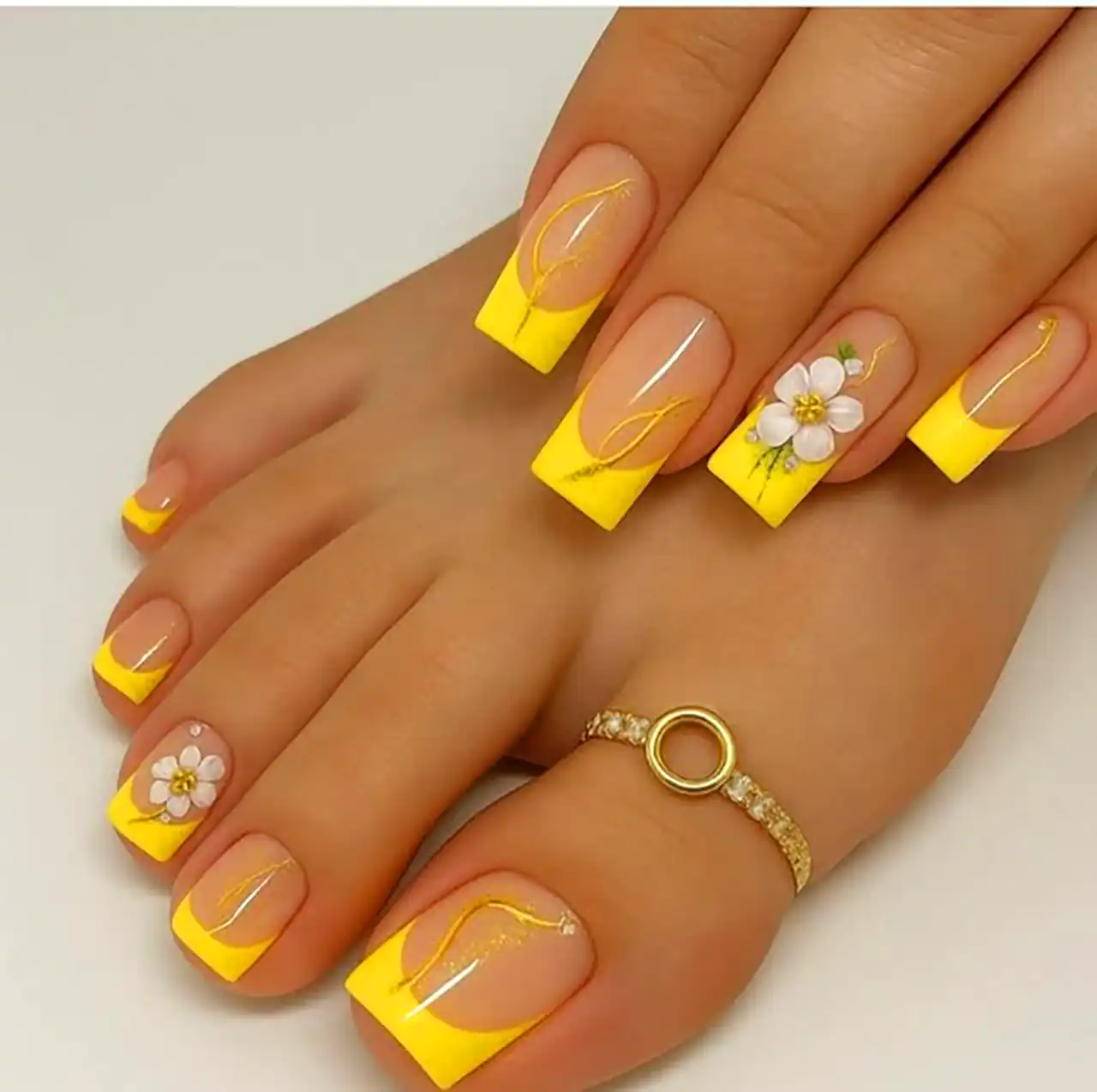 طراحی ناخن زرد مدرنش