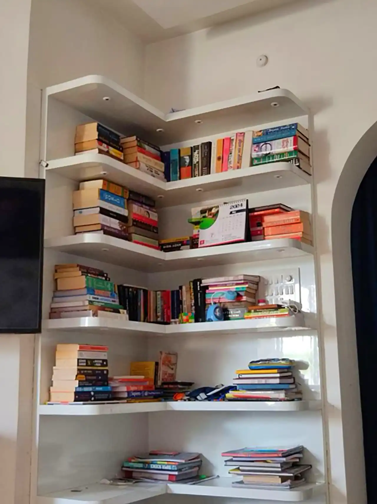 استند کتاب جذاب و منظم 